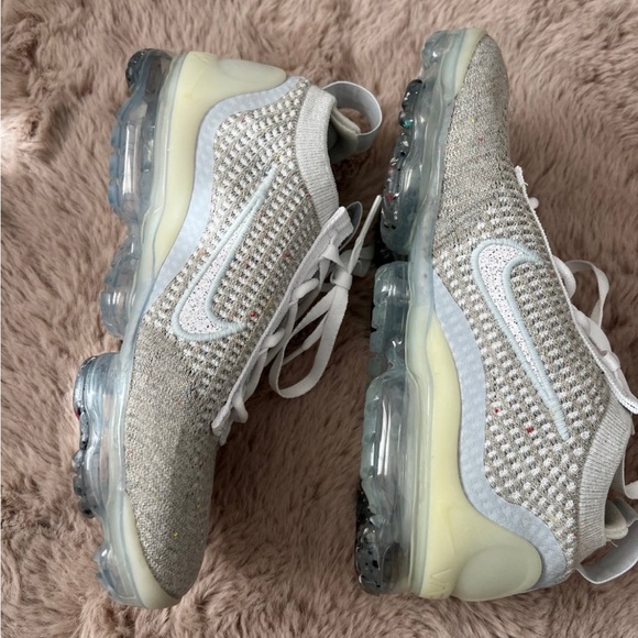 BRAND NEW NIKE VAPORMAX SIZE 5.5 - Picture 4 of 4
